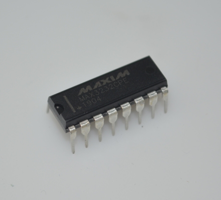MAX3232CPE RS-232 Передатчик ±15 кВ ESD Защита 3,0-5,5 V Широкое напряжение 1μA Низкая мощность 250 кбит / с Скорость передачи данных 2 драйвера/2 приемника Пакет DIP-16 для промышленной связи