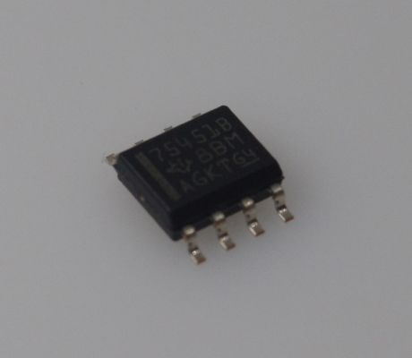SN75451BDR IC с двойным периферийным драйвером с 300mA потоковым/источниковым током 4.5V-36V Широкий диапазон напряжения TTL/CMOS Совместимая тепловая защита и высокий уровень иммунитета от шума для управления двигателем/реле