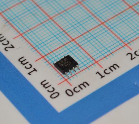 AD8052AR Высокоскоростной 300 МГц операционный усилитель, низкий уровень шума 4,5 нВ/√Гц, работа от 5 В, выход Rail-to-Rail, низкие искажения и выходной ток 160 мА для видео/буферов АЦП