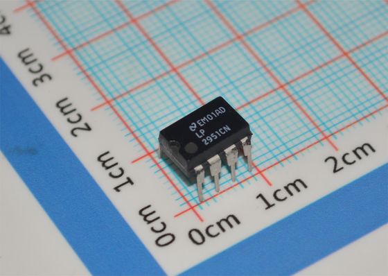 LP2951CN 5V/ADJ 150mA LDO регулятор 3V-30V Ввод ±0,5% Точность TO-220/DIP-8 -40°C до +125°C Низкий тихий ток