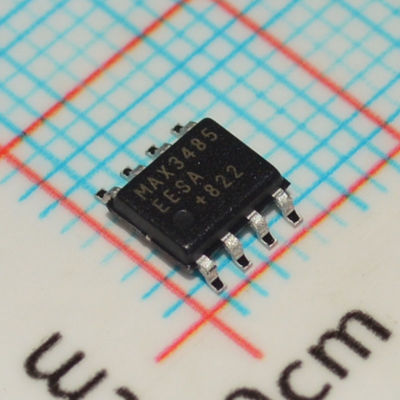 MAX3485EESA 3,3 В приемопередатчик RS-485/RS-422, 10 Мбит/с, 1/8 нагрузки (256 узлов) ±15 кВ ESD SOIC-8 -40°C до +85°C