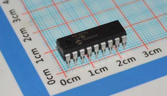 PIC16F54-I/P 8-разрядный RISC MCU 20 МГц 512x12 Flash 25B RAM 12 I/O DIP-18 2-5.5 В -40°C~125°C Низкое энергопотребление <2 мА