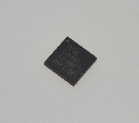 TUSB2046BIRHBR 4-портовый USB 2.0 Hub контроллер с поддержкой 12 Мбит/с / 1,5 Мбит/с, встроенные приемопередатчики, работа при напряжении 3,3 В, низкий уровень электромагнитных помех, режим энергосбережения и промышленный температурный диапазон (-40°C до 85°C)