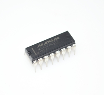 MAX3232CPE RS-232 Передатчик ±15 кВ ESD Защита 3,0-5,5 V Широкое напряжение 1μA Низкая мощность 250 кбит / с Скорость передачи данных 2 драйвера/2 приемника Пакет DIP-16 для промышленной связи