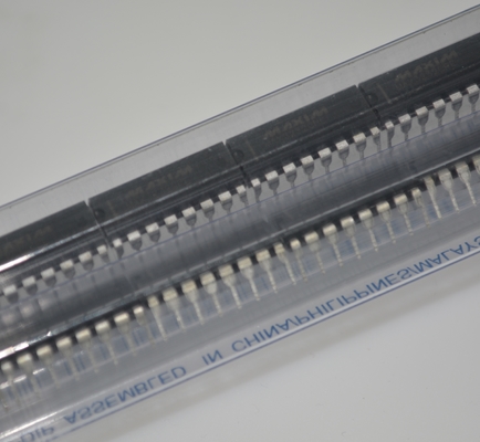 MAX3232CPE RS-232 Передатчик ±15 кВ ESD Защита 3,0-5,5 V Широкое напряжение 1μA Низкая мощность 250 кбит / с Скорость передачи данных 2 драйвера/2 приемника Пакет DIP-16 для промышленной связи