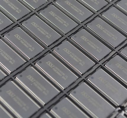 IS42S16320B-7TL SDRAM, плотность 64 Мбит, скорость 166 МГц, напряжение питания 3,3 В, организация 16Mx16, интерфейс LVTTL, промышленный температурный диапазон (-40°C~85°C), компактный корпус TSOP-II, высокая надежность