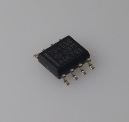 SN75451BDR IC с двойным периферийным драйвером с 300mA потоковым/источниковым током 4.5V-36V Широкий диапазон напряжения TTL/CMOS Совместимая тепловая защита и высокий уровень иммунитета от шума для управления двигателем/реле