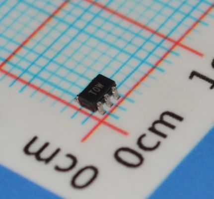 ADT6501SRJZP085RL7 Точность 85°C Переключатель температуры ±0,5°C Точность 2,7V-5,5V Поставка 6μA Сверхнизкая мощность Открытый вывод SOT-23 Пакет для IoT / портативных устройств