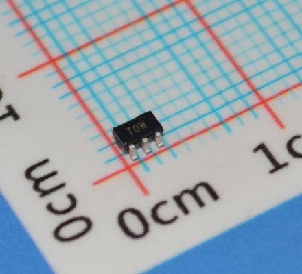 ADT6501SRJZP085RL7 Точность 85°C Переключатель температуры ±0,5°C Точность 2,7V-5,5V Поставка 6μA Сверхнизкая мощность Открытый вывод SOT-23 Пакет для IoT / портативных устройств