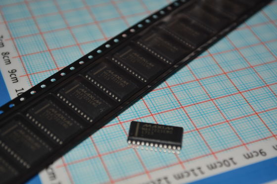 MAX7221EWG+T 8-значный драйвер светодиодного дисплея с интерфейсом SPI 10MHz Серийная скорость передачи данных 2.7V-5.5V Операция Индивидуальное управление светодиодным приводом и 24-контактный широкий пакет SOIC