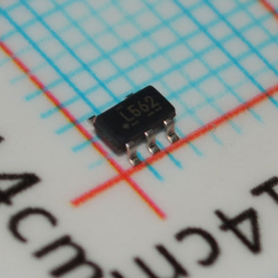 TPS560200DBVR 3,3 В 0,6 А Синхронный понижающий преобразователь с КПД 95% Входное напряжение 4,5-17 В Частота 1,2 МГц Эко-режим Внутренняя компенсация Мягкий запуск и тепловая защита в корпусе SOT-23