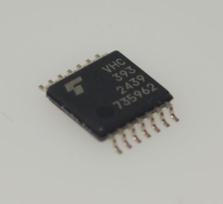 74VHC393FT Двухканальный 4-разрядный двоичный счетчик с напряжением питания 2-5.5 В, асинхронным сбросом, входами, устойчивыми к напряжению 5.5 В, выходным током 8 мА, высокой помехозащищенностью и корпусом TSSOP-14