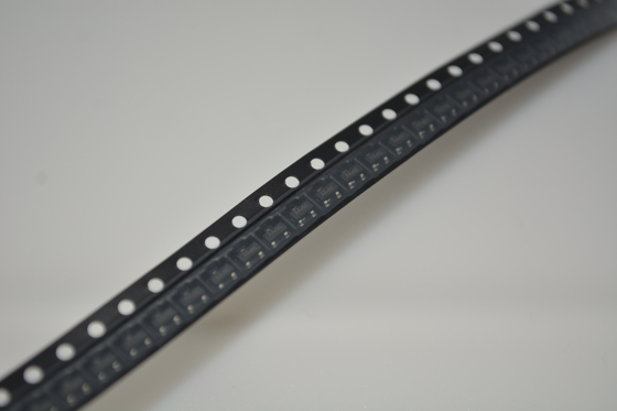 SI2304DS, 215 N-канальный 20В 3.7A MOSFET с ультранизким сопротивлением открытого канала 45 мОм в корпусе SOT-23. Высокопроизводительное управление питанием и логическим уровнем затвора для компактных конструкций с повышенной эффективностью.