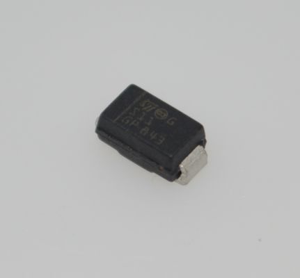 STPS1H100A 1A 100V Силовой диод Шоттки с очень низким прямым напряжением, высокой перегрузочной способностью по току, квалифицирован по AEC-Q101, без галогенов, защита от электростатического разряда, рабочая температура -65 to 175°C, корпус SOD-123FL