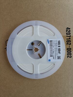 Миниатюрный 0402 X5R MLCC 0.1μF Высокая емкость 16V Степень высокой частоты Стабильность Низкий ESR Соответствует требованиям RoHS Высокая надежность для расширенного разъединения и фильтрации в компактной электронике