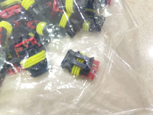 282087-1 4-позиционный разъем для проводов к плате с шагом 2,5 мм, обжимной корпус, фрикционный замок, крепление на панель, поляризованный, рейтинг UL 94V-0 4,5 А для распределения питания и промышленного применения