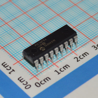 PIC16F54-I/P 8-разрядный RISC MCU 20 МГц 512x12 Flash 25B RAM 12 I/O DIP-18 2-5.5 В -40°C~125°C Низкое энергопотребление <2 мА